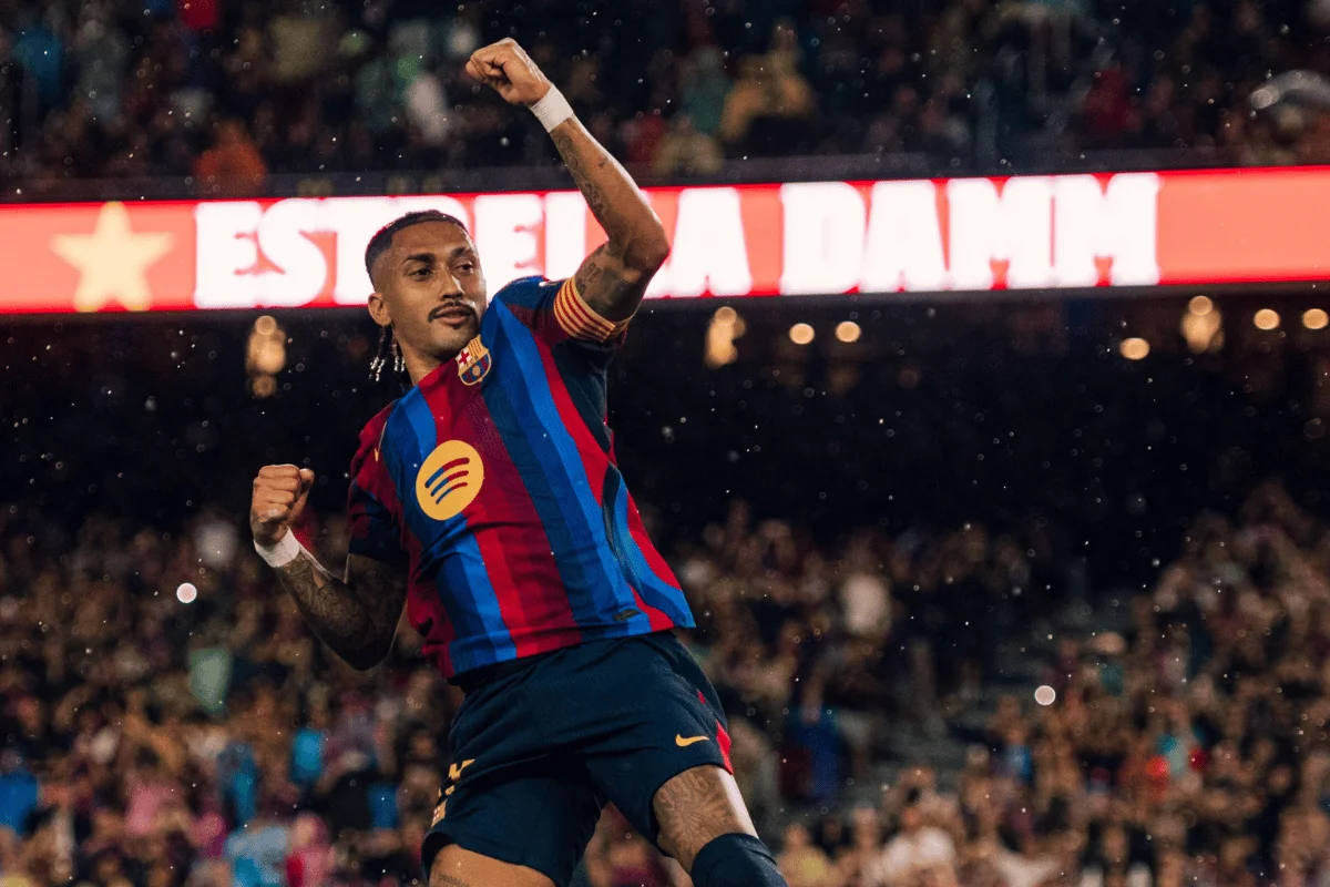 Raphinha comemora gol do Barcelona sobre o Racing