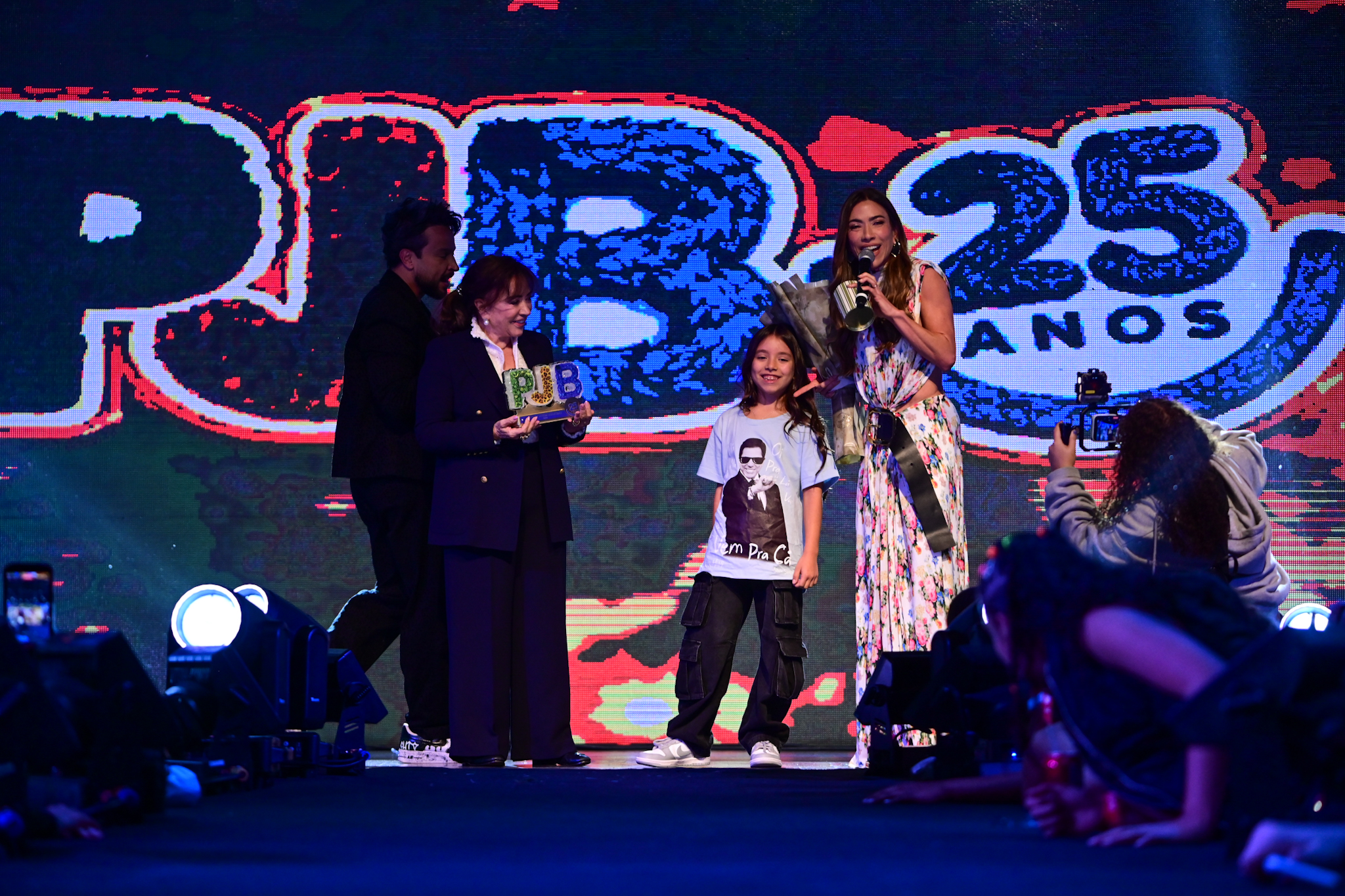 Patrícia Abravanel joga aviõezinhos de dinheiro e Melody canta hits no Prêmio Jovem Brasileiro