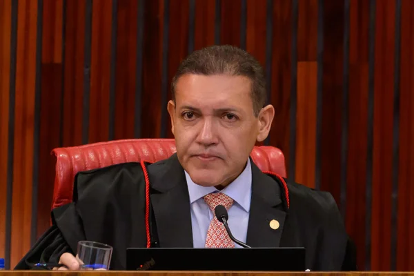 Após mensagens ríspidas, Nunes Marques bloqueou Gilmar Mendes
