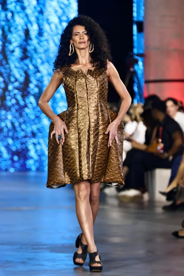 Emoção marca os desfiles de Pimear, D-AURA e Calado no Metrópoles Catwalk