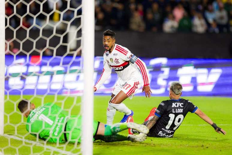 Flamengo vence e abre vantagem rumo à semifinal da Libertadores