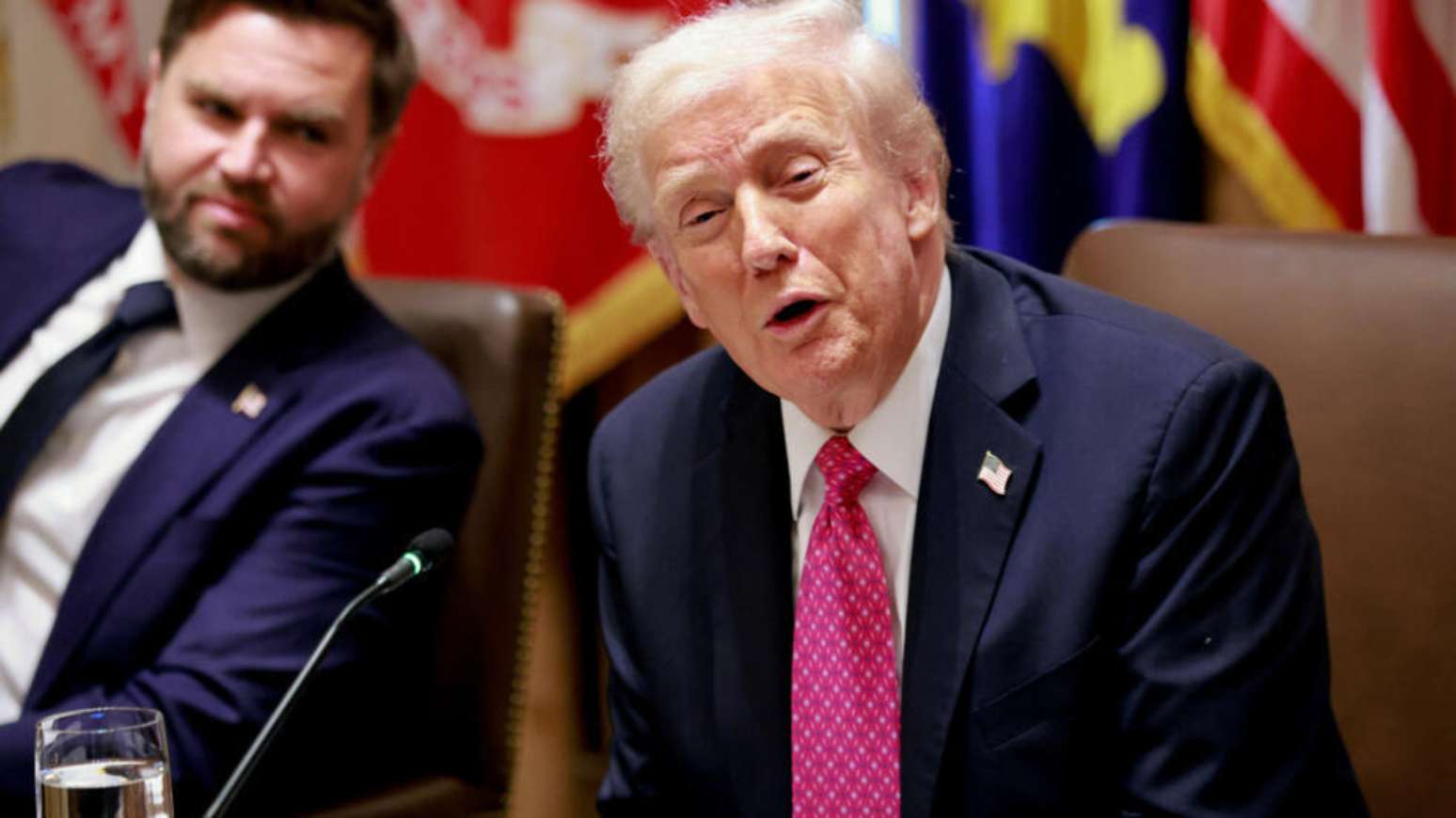 JD Vance, ao fundo, se posiciona como herdeiro pol&iacute;tico de Trump para as pr&oacute;ximas elei&ccedil;&otilde;es americanas, em 2028. (17/10/2025)