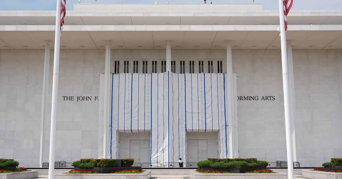 O conselho do Kennedy Center proporá novas opções para homenagear Trump enquanto enfrenta preocupações com a solvência