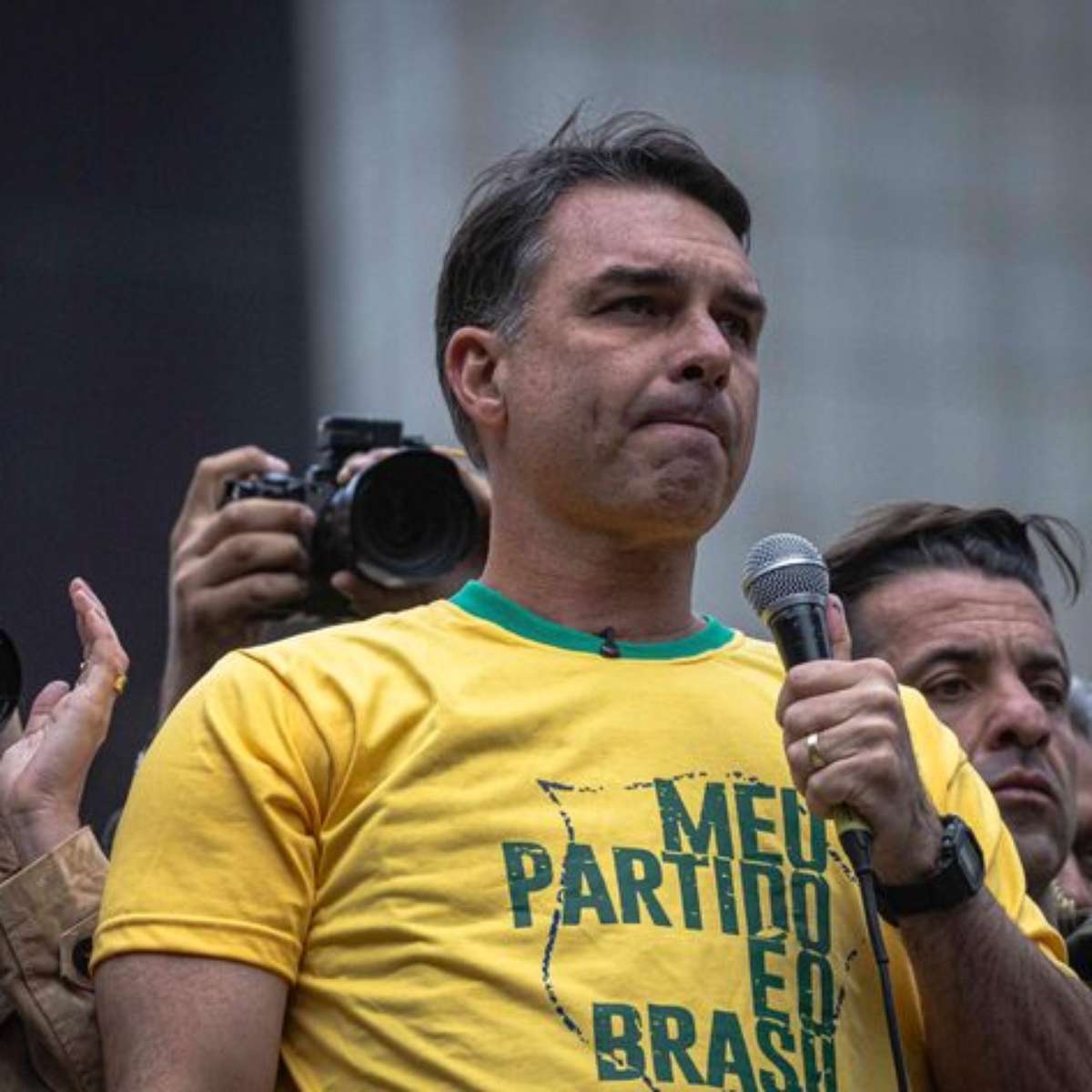 Flávio Bolsonaro defende manutenção de apostas esportivas, mas fala em por fim ao jogo do tigrinho