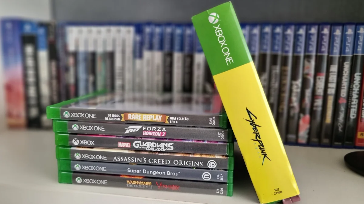 Vários jogos em mídia física do XBOX empilhados
