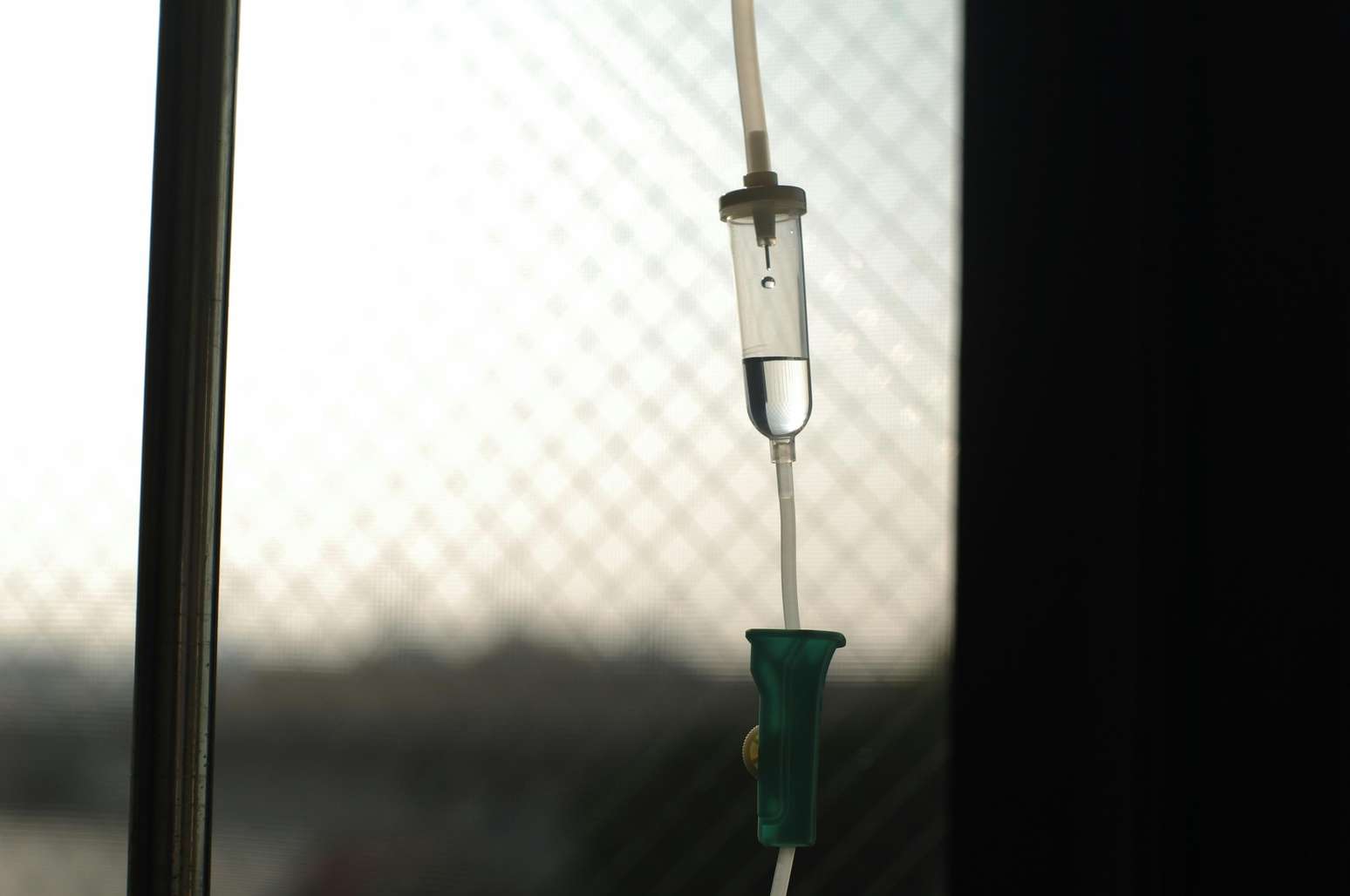 Funcion&aacute;ria &eacute; indenizada em R$ 1,1 milh&atilde;o ap&oacute;s faltar ao trabalho para passar por quimioterapia (imagem representativa)