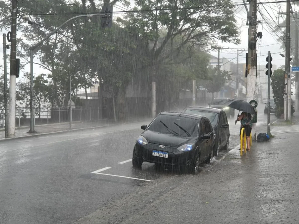Cidades de SP suspendem aulas após alerta de temporal com risco de tornado