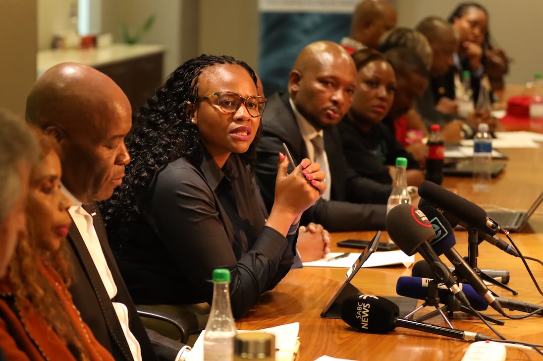 'Ele é meu irmão mais novo': Tlangi Mogale do ANC rebate vídeo 'sexualizado' com Collen Malatji