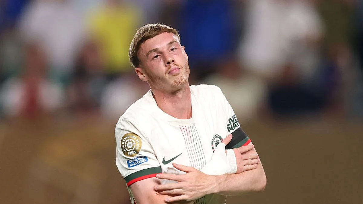 Palmer e Alexander-Arnold retornam à Inglaterra após ficarem fora da Copa