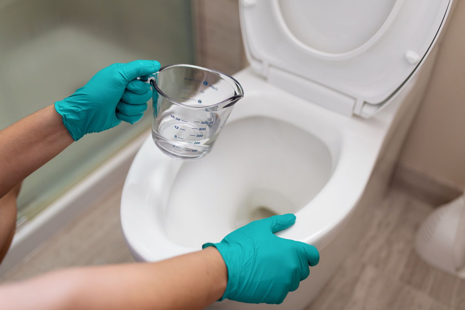 V&igrave; sao nhiều người đổ giấm v&agrave;o bồn cầu? Điều xảy ra sau 30 ph&uacute;t khiến nhiều người bất ngờ- Ảnh 1.