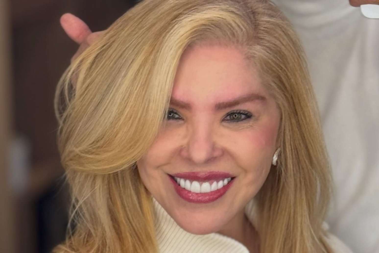 Veronica Costa posa para foto ap&oacute;s retocar o visual