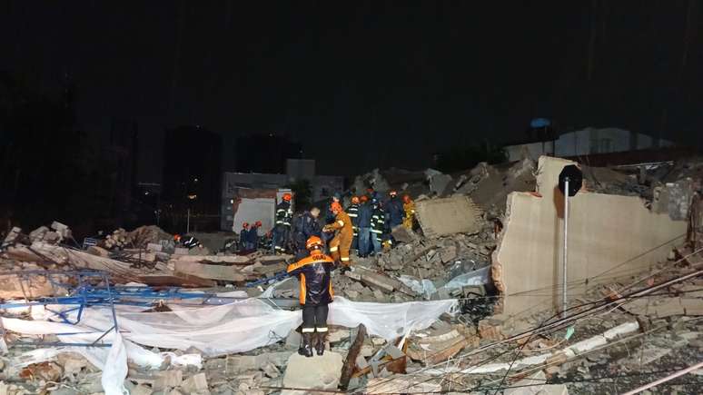 Sobe para 5 número de mortos após prédio em construção desabar sobre casa em SP