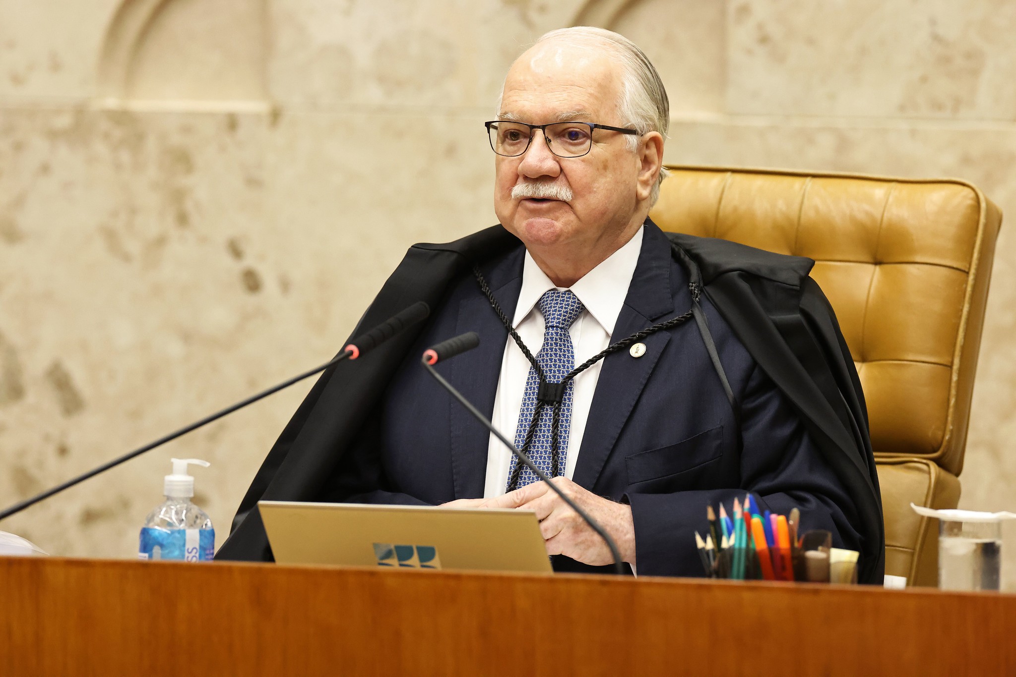 Dino interrompe Toffoli, e Fachin diz que ministro deveria pedir palavra à Presidência do STF