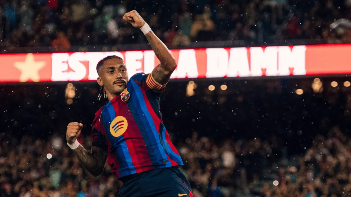Com três de Raphinha, Barcelona goleia Racing e segue líder do Espanhol