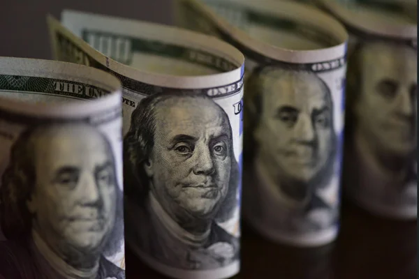 Dólar sobe e Bolsa cai com alta do petróleo, juros nos EUA e crise no STF