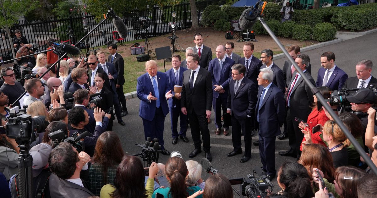 Trump afirma que empresas tecnológicas assinaram acordo para "autorregular" o desenvolvimento de IA