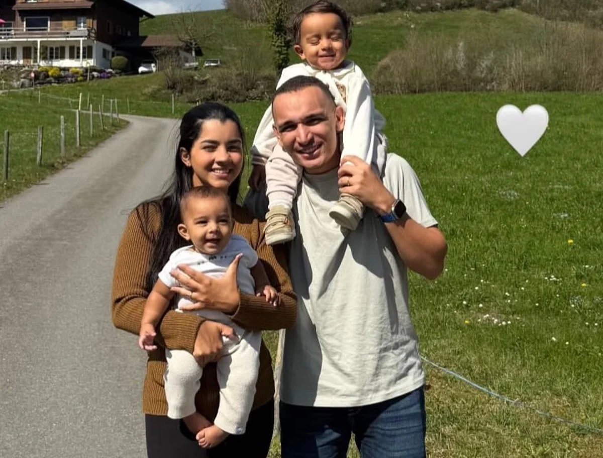 No hospital, João Gomes mostra companhia da esposa e brinca: "Date" - Metrópoles