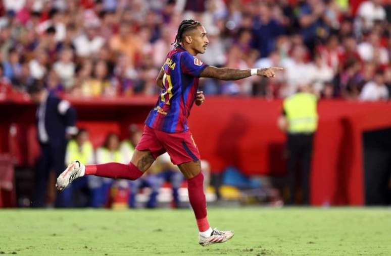 Com novo hat-trick de Raphinha, Barcelona vence o Sevilla fora de casa