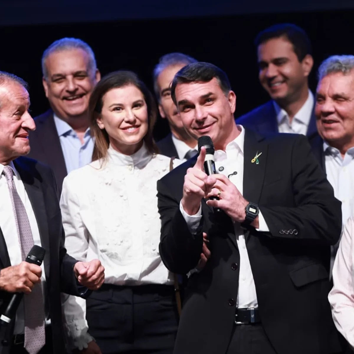 Flávio recebe do PL 7,9 vezes mais do que rivais arrecadaram fora de siglas