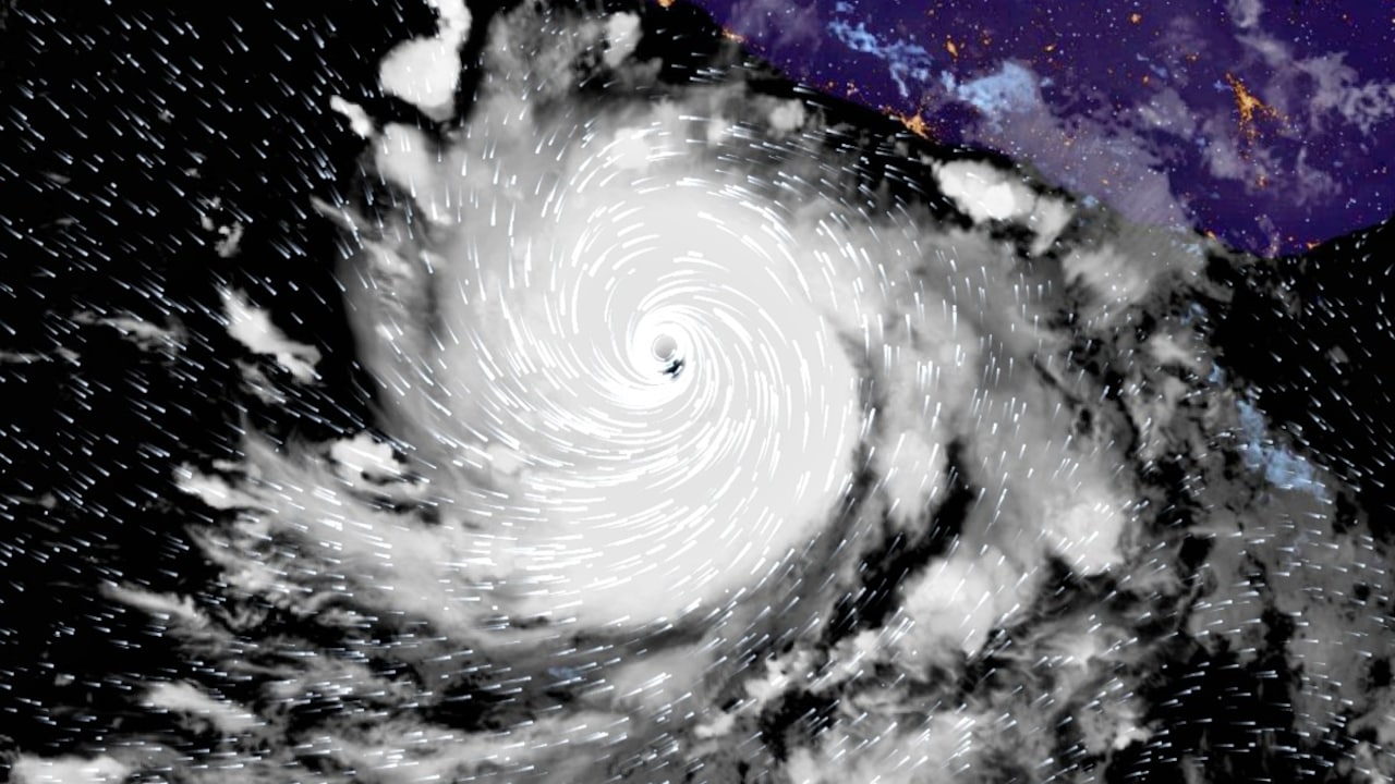 O furacão Polo se transforma em um furacão de Categoria 4 e parece monstruoso nas últimas imagens de satélite.
