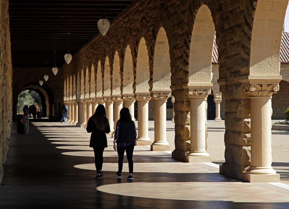 A Universidade de Stanford usou IA para substituir um estudante hispânico por um afro-americano em uma foto promocional