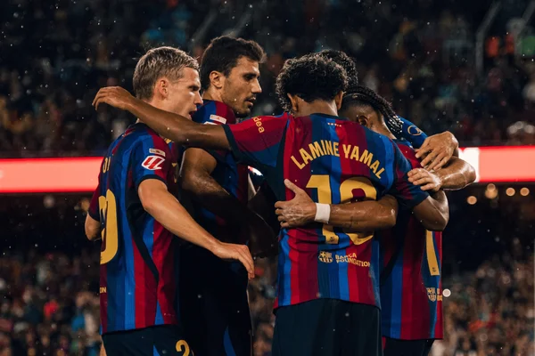 Com três de Raphinha, Barcelona goleia Racing e segue líder do Espanhol - destaque galeria