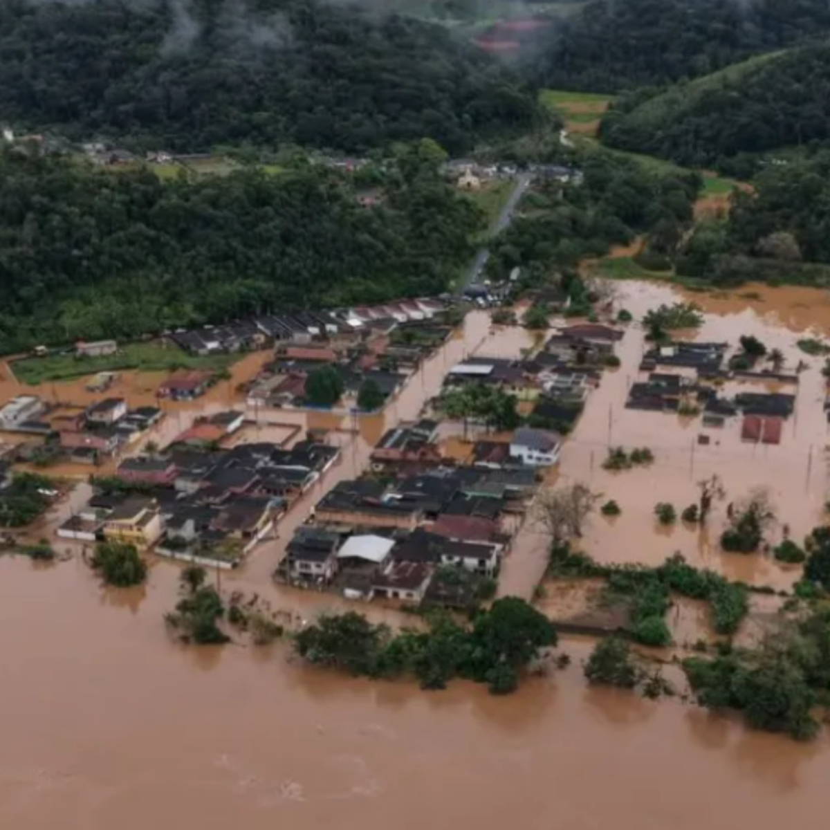 Casas, ruas e comércios são inundados após enchente no Vale do Ribeira, em São Paulo