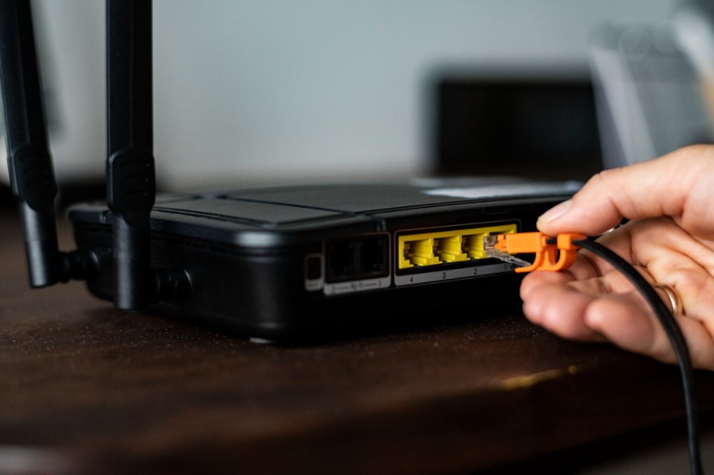 Um Access Point (AP) cria uma nova área de Wi-Fi, reduzindo a dependência das condições do sinal sem fio entre os dois pontos — Foto: Reprodução/Freepik