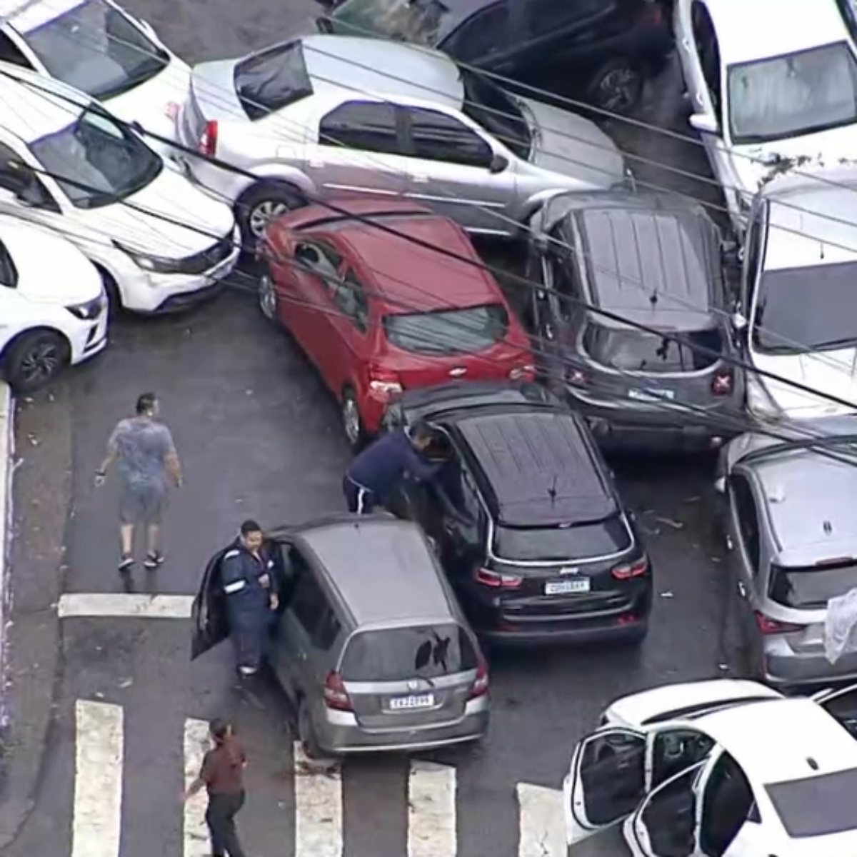 Carros são arrastados por enchente, ficam amontoados e bloqueiam rua na Zona Sul de São Paulo após temporal