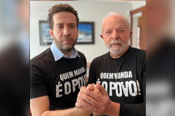 Janones quer colocar "esquerda inteira" em "Exército do Lula" no WhatsApp