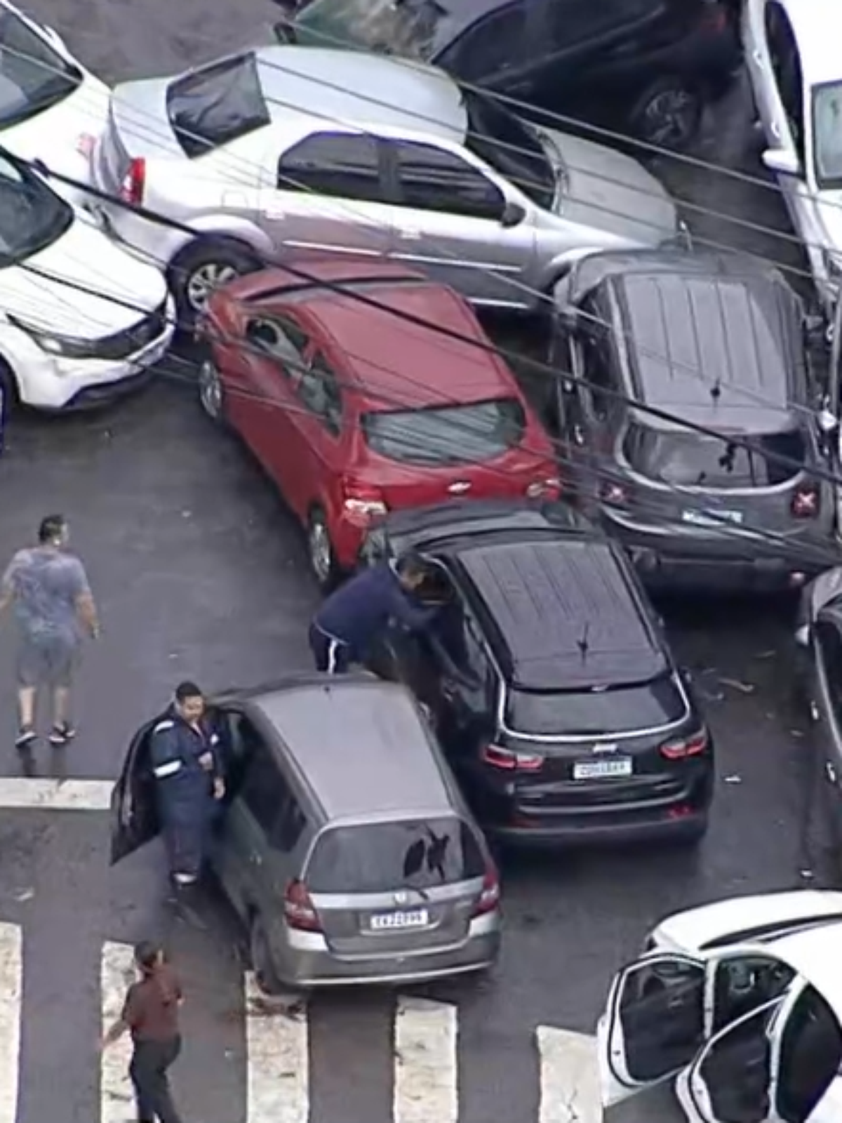 Carros são arrastados por enchente, ficam amontoados e bloqueiam rua na Zona Sul de São Paulo após temporal