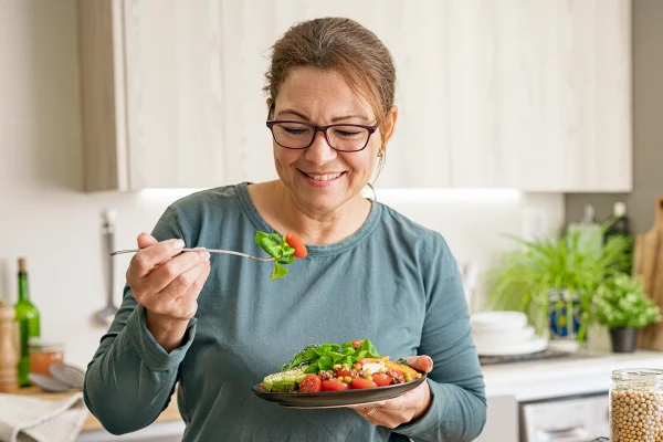 O que comer após os 50 anos para ajudar na longevidade, segundo nutri