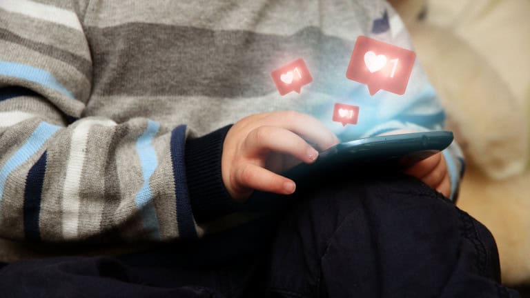 Grécia aprova lei que bane redes sociais para menores de 15 anos