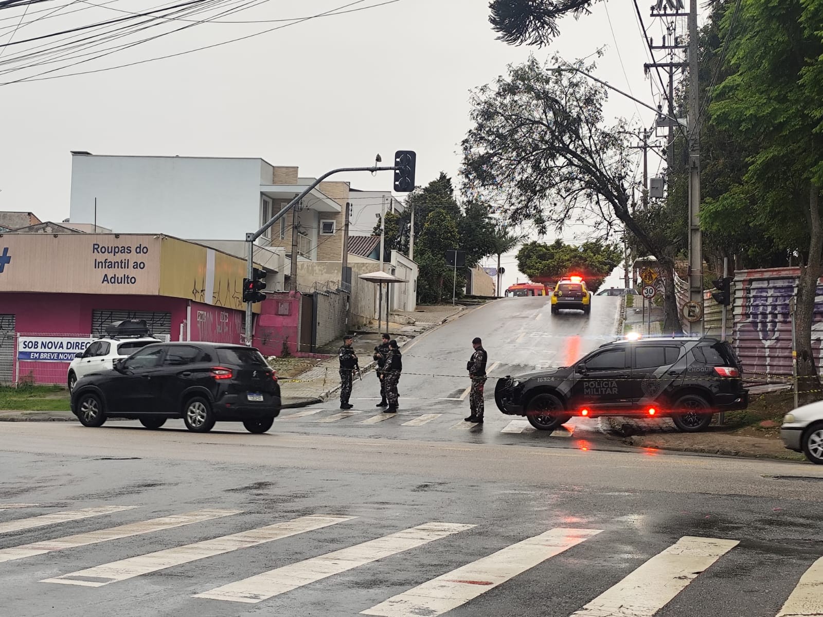 Homem armado com faca invade CMEI e mantém crianças reféns em Curitiba