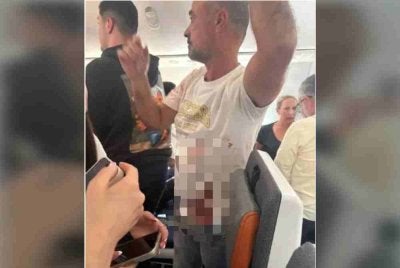 Seorang penumpang berlumuran darah selepas dilaporkan cuba meleraikan pergaduhan di kokpit pesawat Flydubai FZ1073 dalam penerbangan menuju Tel Aviv. Foto: Agensi
