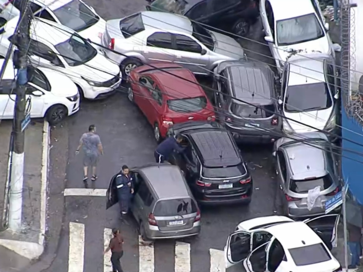 Carros são arrastados por enchente, ficam amontoados e bloqueiam rua na Zona Sul de São Paulo após temporal
