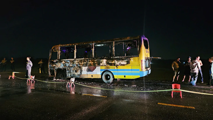 O ônibus em movimento pegou fogo violentamente