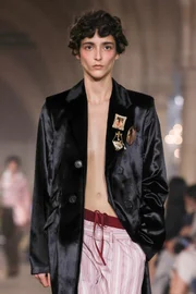 Acne Studios transforma referências dos séculos 17 e 18 em acessórios
