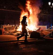 Milhares de manifestantes tomam as ruas de Paris, França, em 17 de outubro de 2026 Foto: Elisa Marchina/NurPhoto via Getty Images