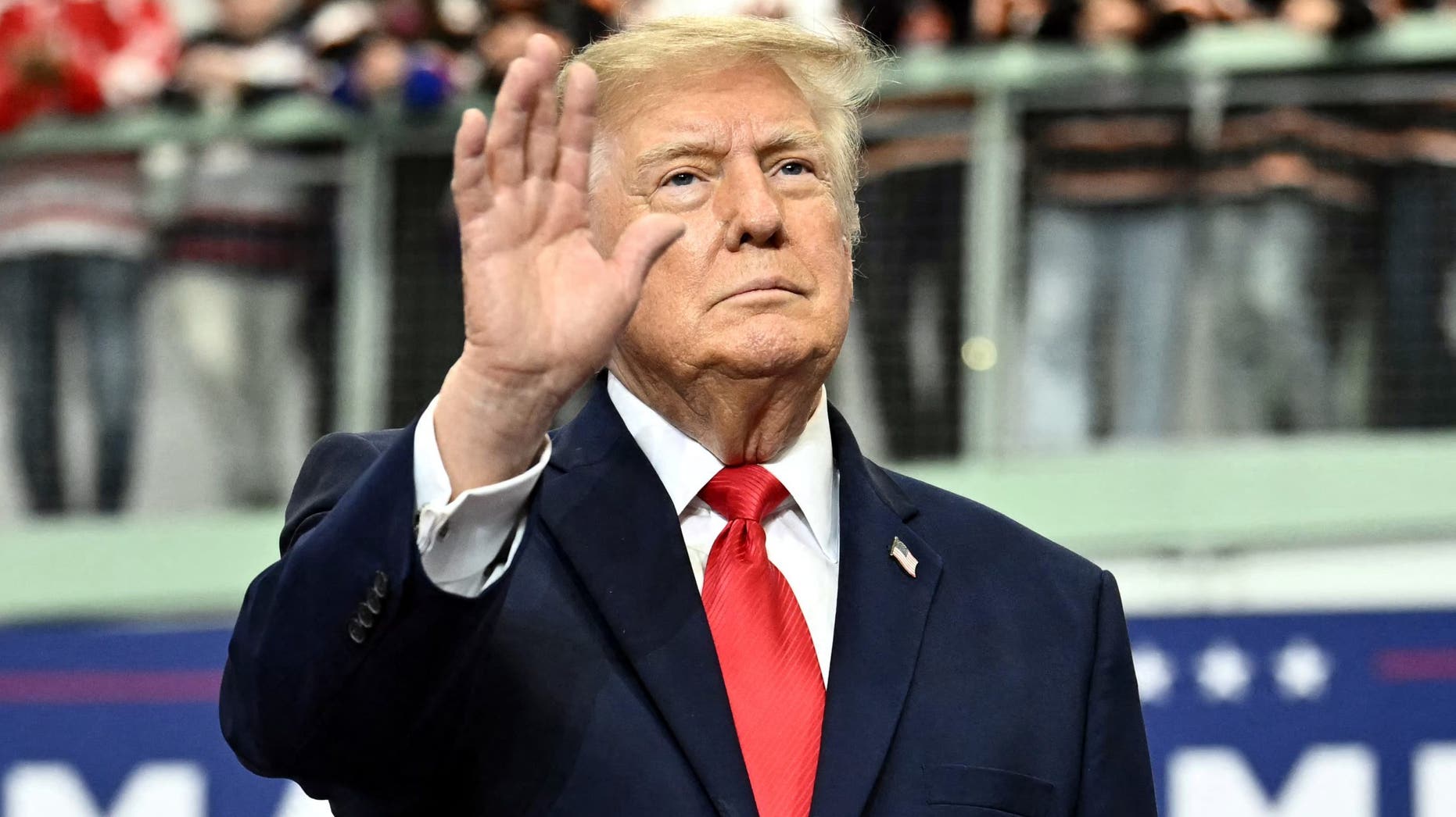 Ilhan Omar acredita que a operação do Trump em sua residência teve como objetivo 'intimidar e assustar pessoas' para que não votassem.