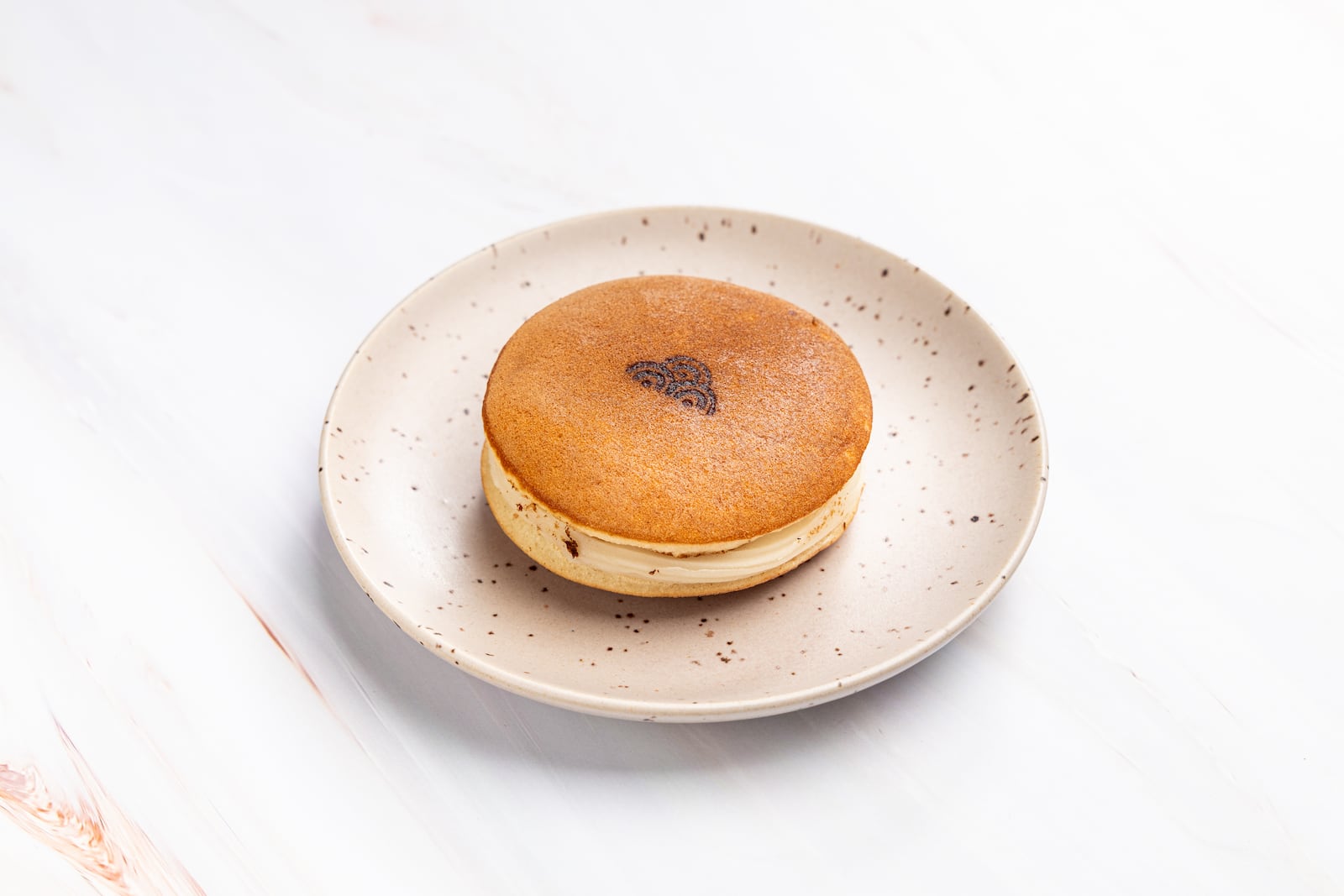 Dorayaki, doce japonês feito com duas pequenas panquecas macias recheadas com cupuaçu, no Aimê (SP)