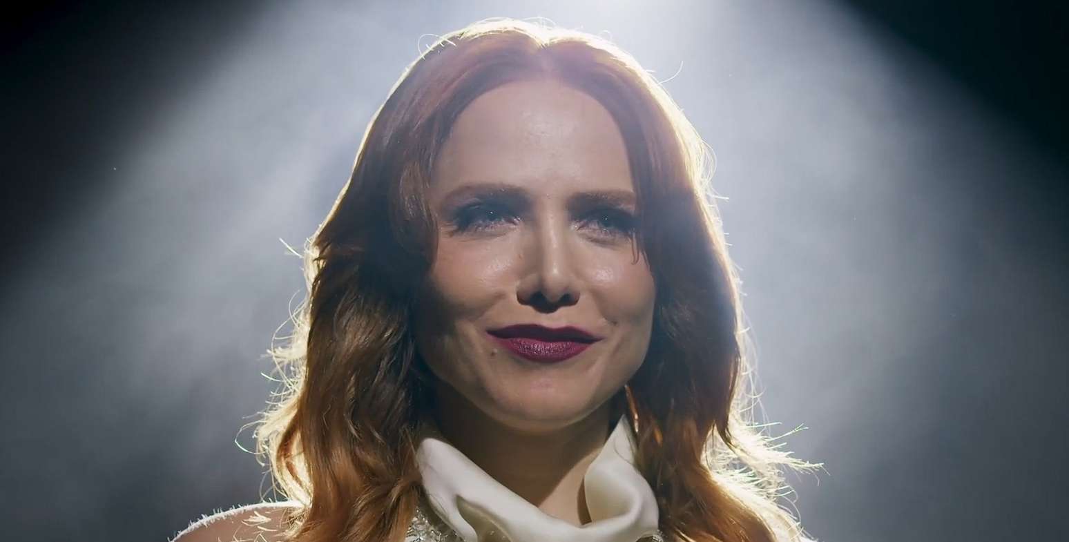 Let&iacute;cia Colin caracterizada como Adriana de Quem Ama Cuida