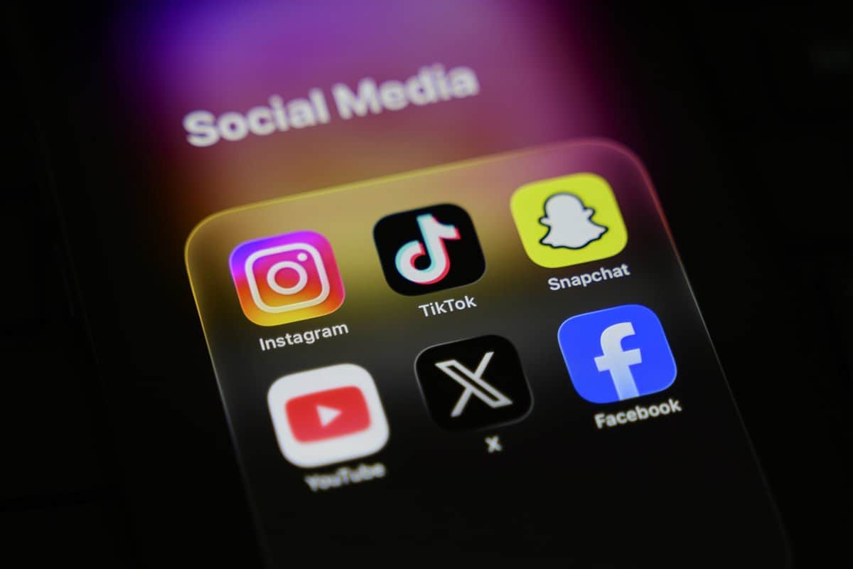 Grécia aprova lei que bane redes sociais para menores de 15 anos