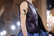 Acne Studios transforma referências dos séculos 17 e 18 em acessórios
