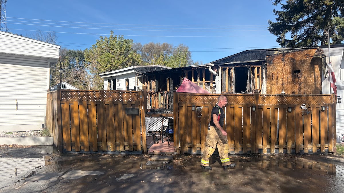 Ottawa firefighters extinguish mobile home fire in Bells Corners
