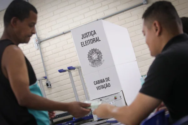 Eleições 2026: Brasileiros votam no EUA em meio à tensão com ICE