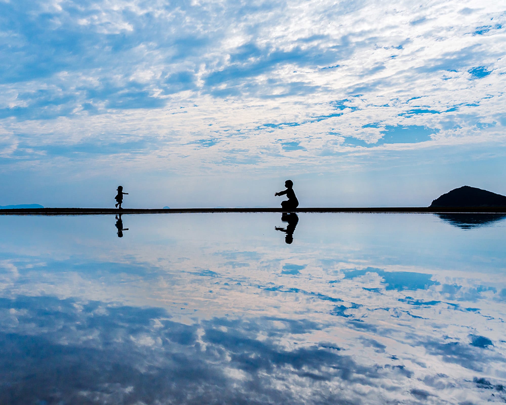 At low tide, Chichibugahama Beach’s mirror-like pools reflect the evening sky.