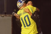 João Gomes abraça Ary Mirelle durante show