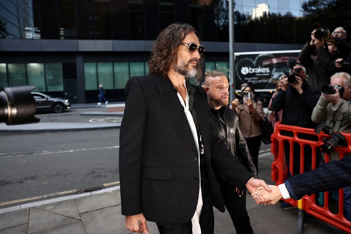 O promotor do Reino Unido rotula Russell Brand como um predador sexual implacável à medida que começa seu julgamento por agressão sexual