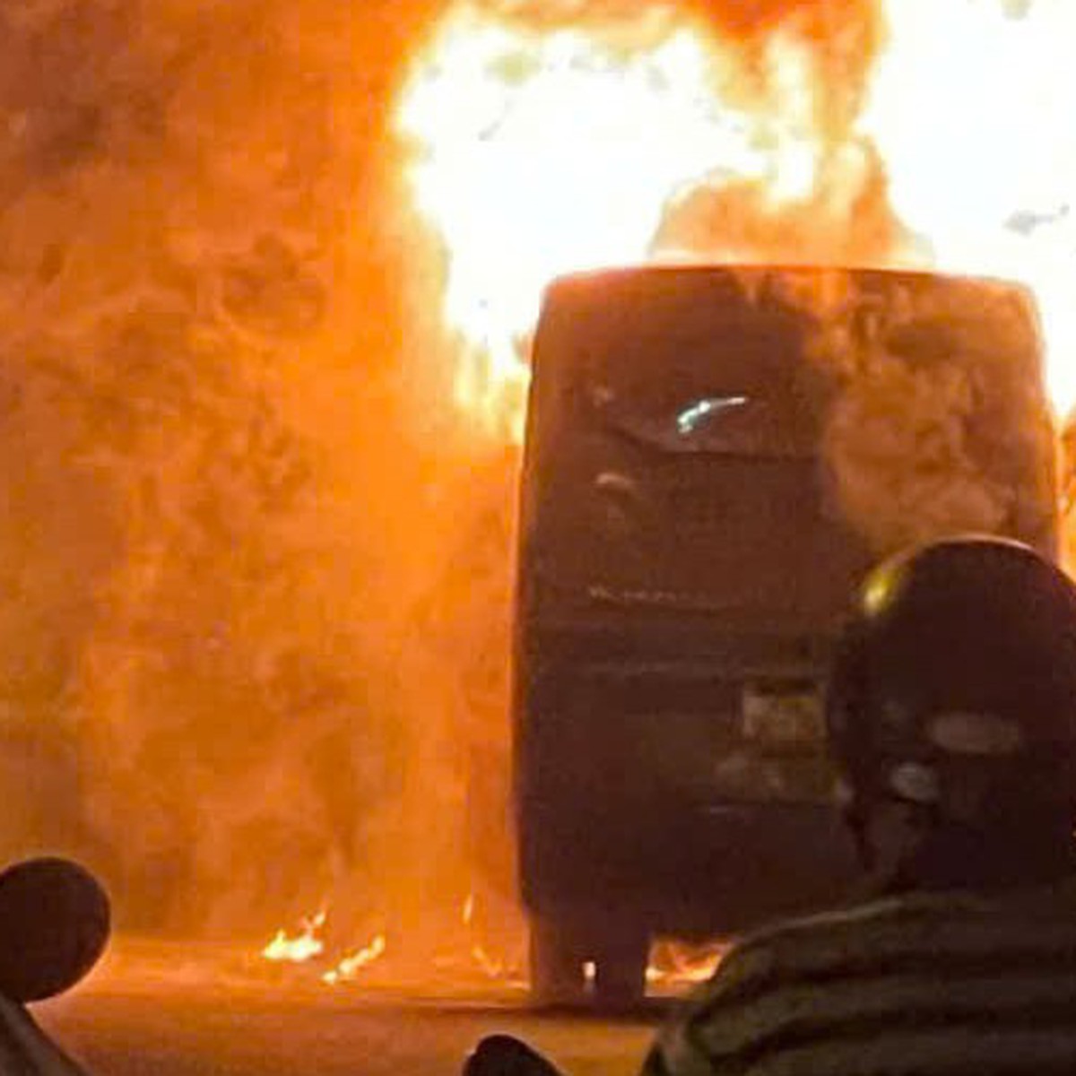 O ônibus em movimento pegou fogo violentamente